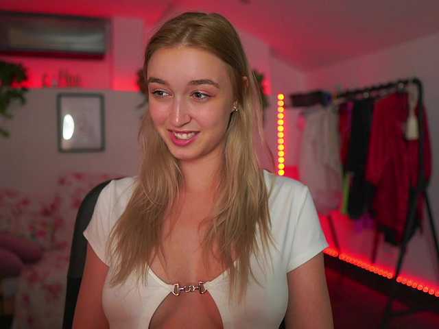 Fotos AlexisTexas18 Hi! I am Alexis 19 yrs old teen, with perfect ass, nice tits and very hot sexy dance moves! Lets have fun with me! Water on my white T-shirt at goal!