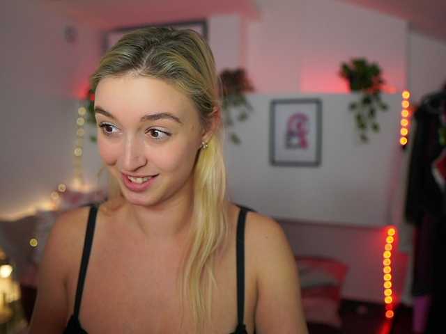 Fotos AlexisTexas18 Hi! I am Alexis 19 yrs old teen, with perfect ass, nice tits and very hot sexy dance moves! Lets have fun with me! Water on my white T-shirt at goal!