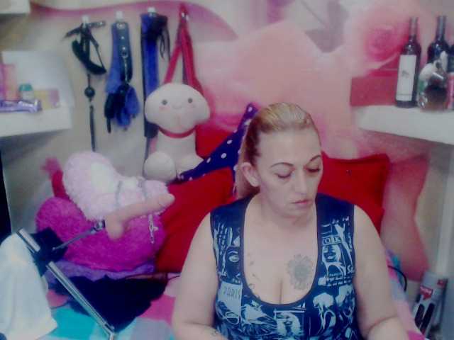 Fotos annysalazar I want to premiere my new toy come help me achieve my goal 100 tokens