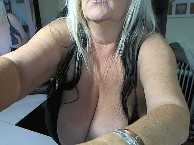 Fotos blondebustyuk 40JJ titties out bouncing then play with this tight winking pussy fingers in if you tip you can watch xx thankyou XX