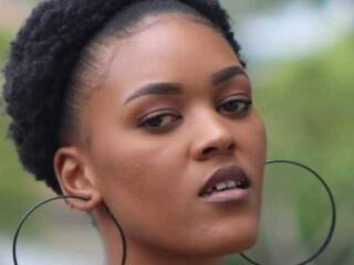 Erotischer Video -Chat Carry-Brie