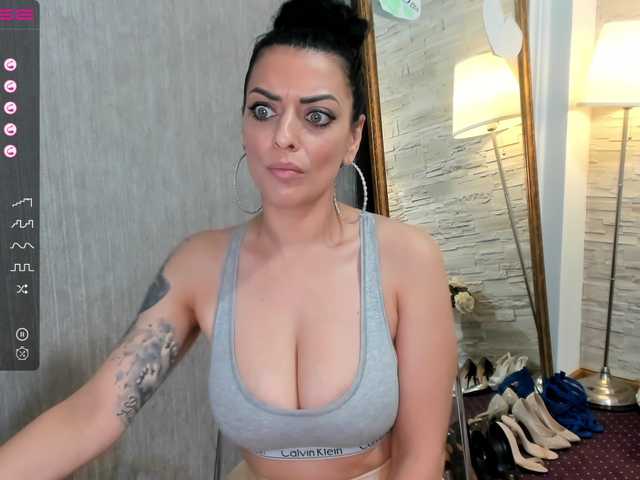Fotos ElisaBaxter Hot MILF!!Ready for some fun ? @lush ! ! Make me WET with your TIPS !#brunette #milf #bigtits #bigass #squirt #cumshow #mommy @lovense #mommy #teen #greeneyes #DP #mom