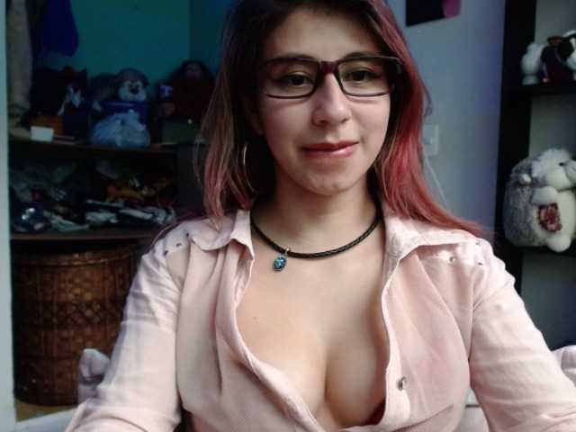 Fotos kateen18 Hi guys, I'm the new girl here, I'm a little shy, can you help me warm up? my lovense is on I would like to squirt here #squirt #lovense #sexy #young #teen #glasses #bigass #wet #sowet #sweet