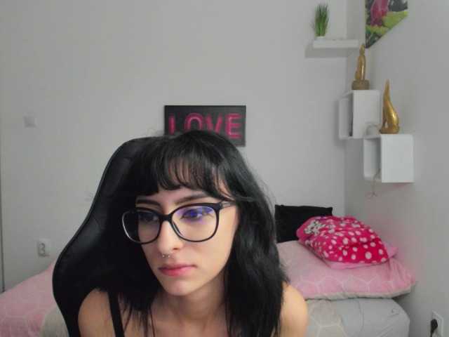 Fotos LeighDarby18 hey guys, #cum join me #hot show and find out if u can make me #naked #skinny #glasses