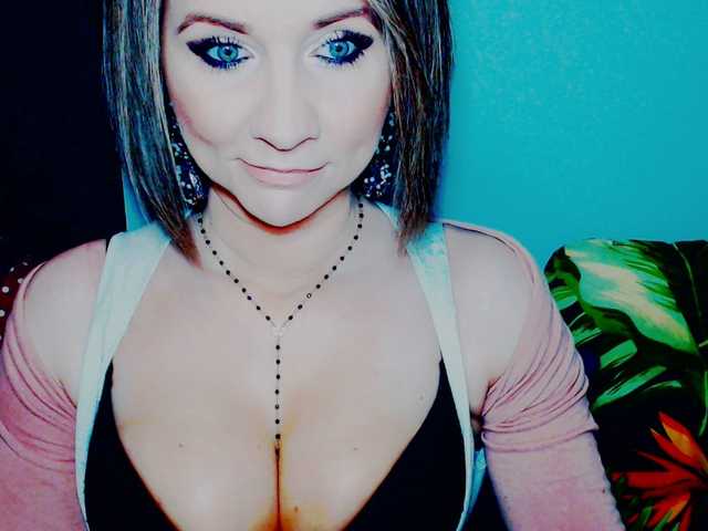 Fotos Lilly666 hey guys, ready for fun? i view cams for 80 tok, to get preview of my body 90, LOVENSE LUSH Low 15, med 30, high 60, mic on, toys on.... and other things also :)