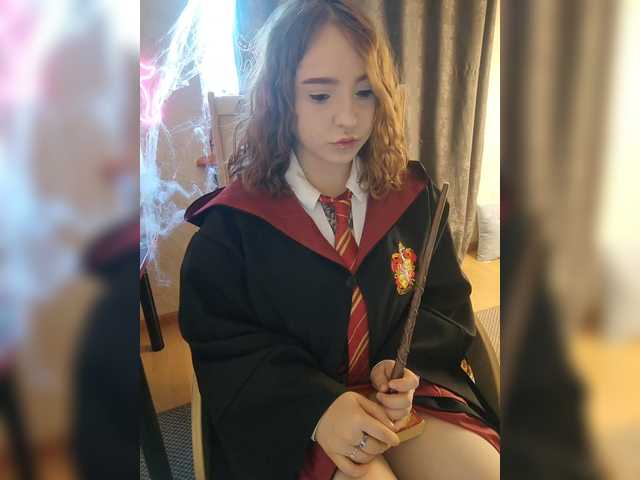 Fotos LittleDelora Welcome to my Hogwarts, this Halloween I will be dressed as Hermione with a wand that shoots fire. Come in and we’ll learn spells together) P.S. I’m only a 1st year student @total countdown @sofar collected @remain left until the show starts!