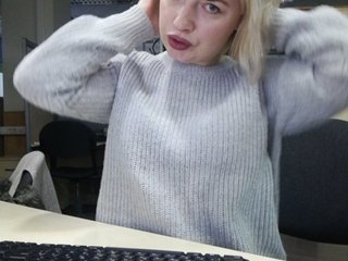 Fotos Lola-Hola I am in office, working as a secretary! The director is nearby! Ass in jeans 10, bra 40, nipples 80, boobs 100, bra off 120300 токенов что-бы показать шоу, 300 токенов уже собрано, осталось 0 токенов