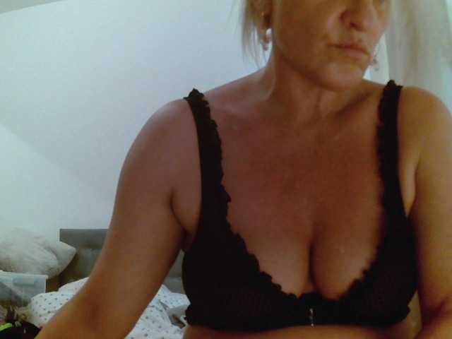 Fotos Sandyforyou i am horny bitch . I love cocks. Wanna show my wet pussy??