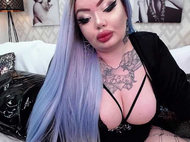 Fotos SavageQueen Welcome in my rooom! Tattooed busty fuck doll with perfect deepthroat skills and more and more. Wanna play? Tip your Queen! Kisses :)