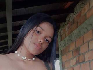 Erotischer Video -Chat Tiny-Annie