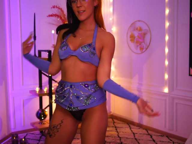 Fotos YourDruidess Help me out of this bellydancer clothes :P @remain #redhair #piercing #tattood #mistres #newmodel #glasses #dominate #bellydancer